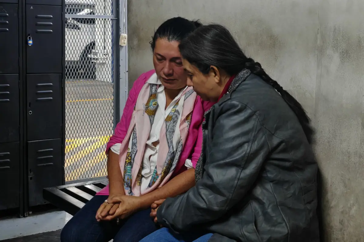 Angelita MartÃ­nez (d), trabajadora del TSE que fue detenida en un operativo coordinado por la FECI, permanece en carceletas de tribunales junto a la presidenta del tribunal, Blanca Alfaro., Ãngel Oliva/EU
