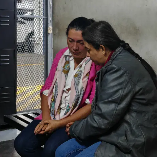 Angelita Martínez (d), trabajadora del TSE que fue detenida en un operativo coordinado por la FECI, permanece en carceletas de tribunales junto a la presidenta del tribunal, Blanca Alfaro. ,Ángel Oliva/EU