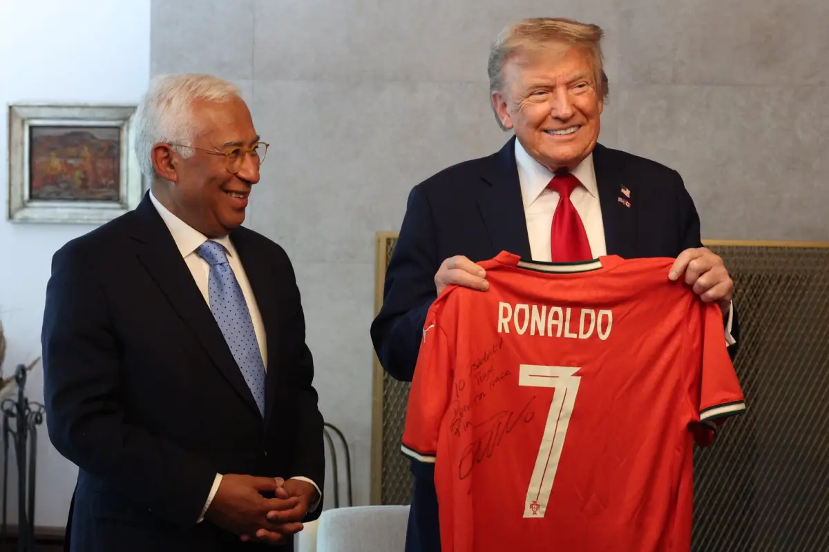 Donald Trump recibe camiseta firmada por Cristiano Ronaldo - Antonio Costa