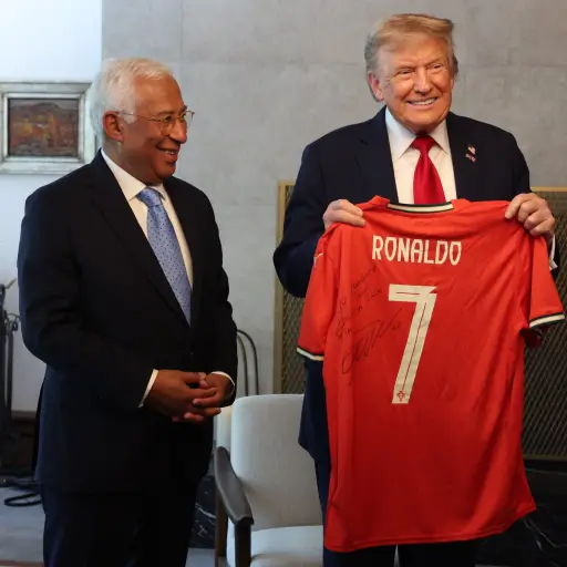 Donald Trump recibe camiseta firmada por Cristiano Ronaldo - Antonio Costa