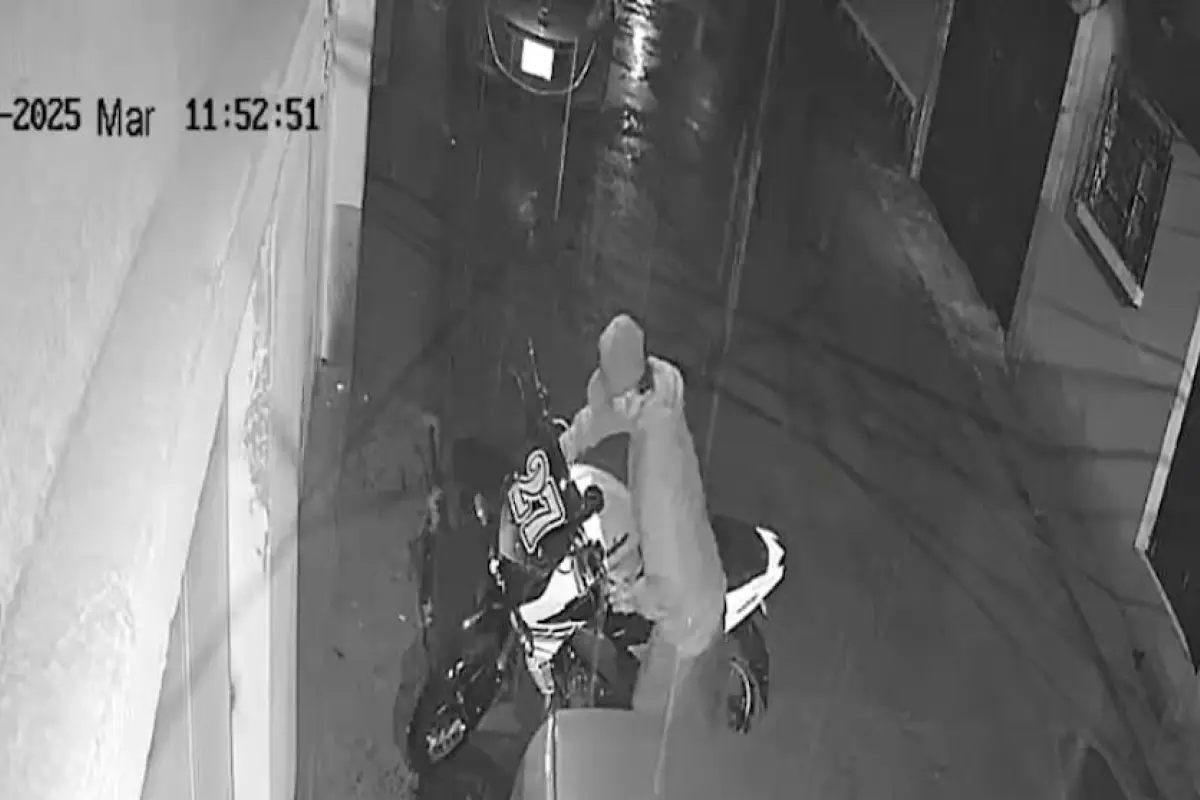 A plena vista de las cámaras roban moto en segundos., Captura de pantalla video X.