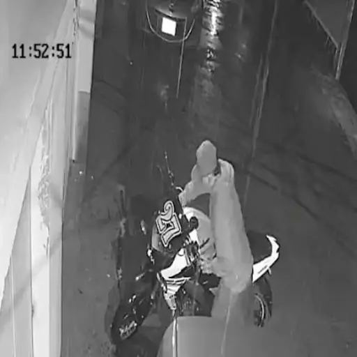 A plena vista de las cámaras roban moto en segundos. ,Captura de pantalla video X.