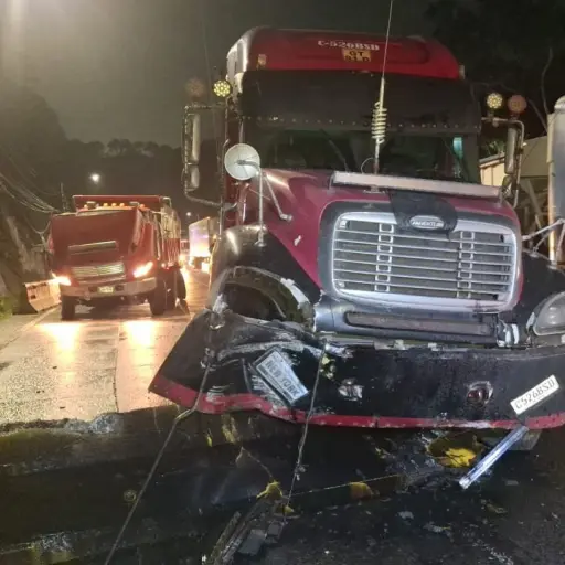 Dos vehículos de transporte pesado chocaron en la cuesta de Villa Lobos. ,PMT de Villa Nueva