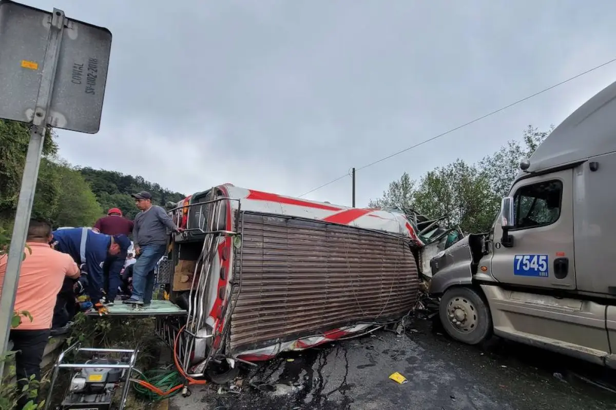 Un tráiler y un bus extraurbano colisionaron en el km. 94 de la ruta Interamericana., Bomberos Municipales Departamentales