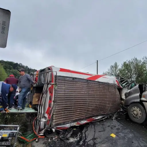 Un tráiler y un bus extraurbano colisionaron en el km. 94 de la ruta Interamericana. ,Bomberos Municipales Departamentales