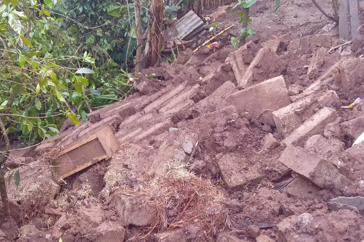 Las lluvias generaron un flujo de lodo que generó daños en una vivienda del caserío Santa Cruz, aldea La Fuente, Jalapa., Conred.