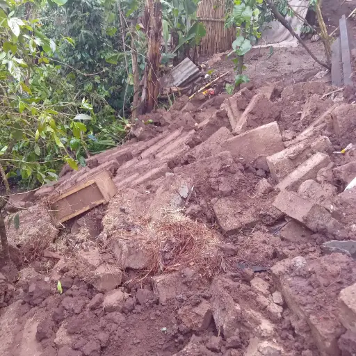 Las lluvias generaron un flujo de lodo que generó daños en una vivienda del caserío Santa Cruz, aldea La Fuente, Jalapa. ,Conred.