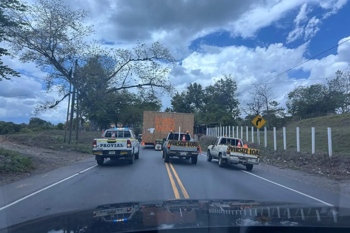 PROVIAL atiende las novedades en la ruta entre Puerto Barrios y Guatemala, para evitar accidentes., Cortesía. 