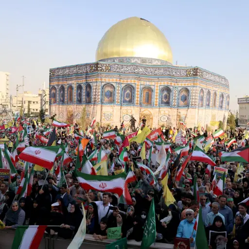 Ciudadanos iraníes asisten a una manifestación antiisraelí en Teherán, este sábado, tras los ataques que comenzó Israel el viernes de madrugada , EFE/ABEDIN TAHERKENAREH
