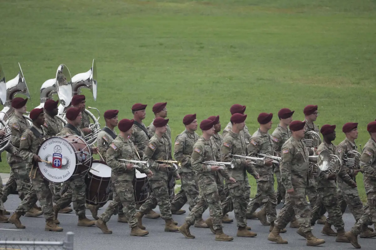 Soldados de la 82, ª División Aerotransportada del Ejército de los Estados Unidos marcharon durante un desfile militar celebrado en Washington D