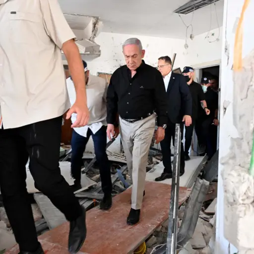El primer ministro israelí, Benjamín Netanyahu (c), visita este domingo el lugar en el que un misil balístico iraní impactó anoche contra un edificio de más de una decena de plantas en la urbe de Bat Yam, en los suburbios de Tel Aviv , EFE/ Oficina de Netanyahu SÓLO USO EDITORIAL / SÓLO DISPONIBLE PARA ILUSTRAR LA NOTICIA QUE ACOMPAÑA (CRÉDITO OBLIGATORIO)