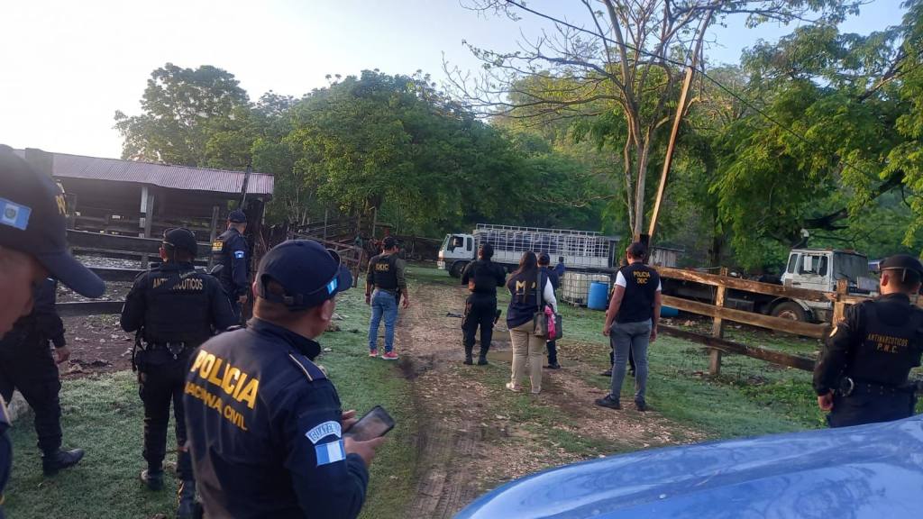 PNC y MP ejecutan allanamientos en el departamento de Petén | PNC