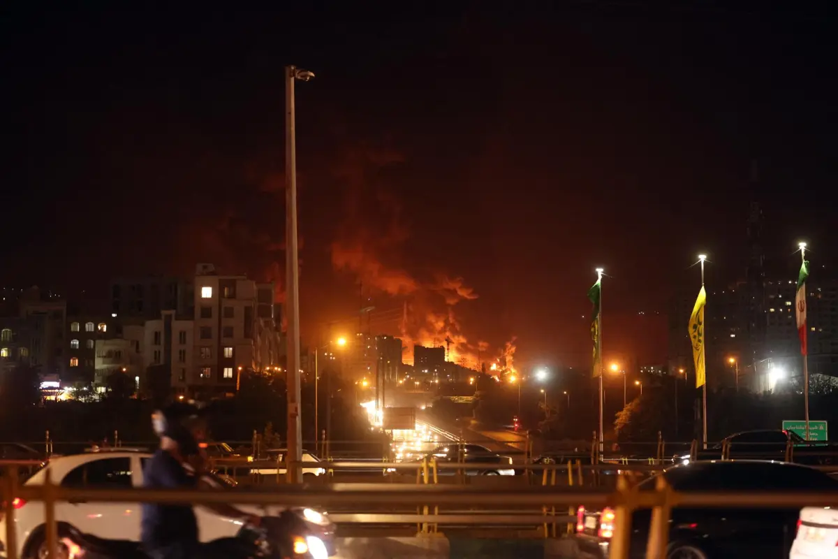 Fuego y humo este domingo en Teherán tras un ataque de Israel,  EFE/EPA/ABEDIN TAHERKENAREH
