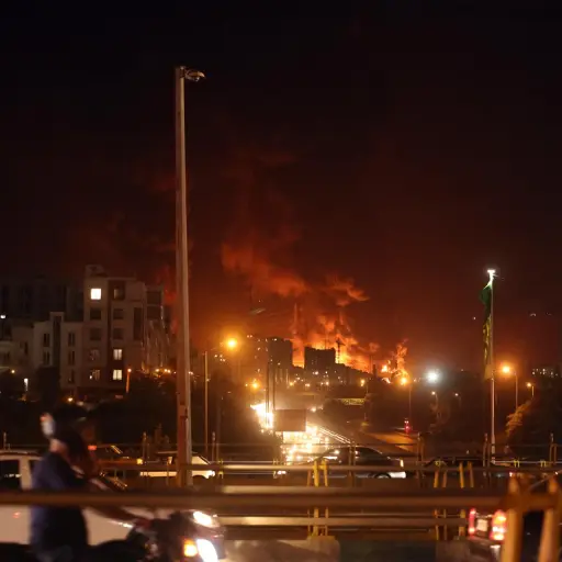 Fuego y humo este domingo en Teherán tras un ataque de Israel , EFE/EPA/ABEDIN TAHERKENAREH