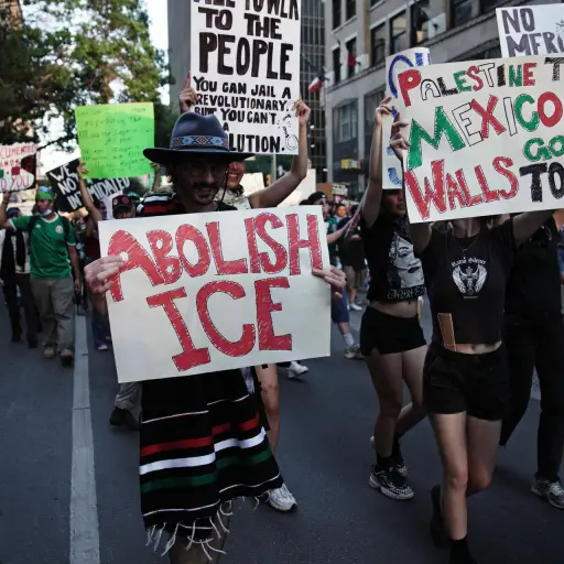 Gente participa en una protesta 