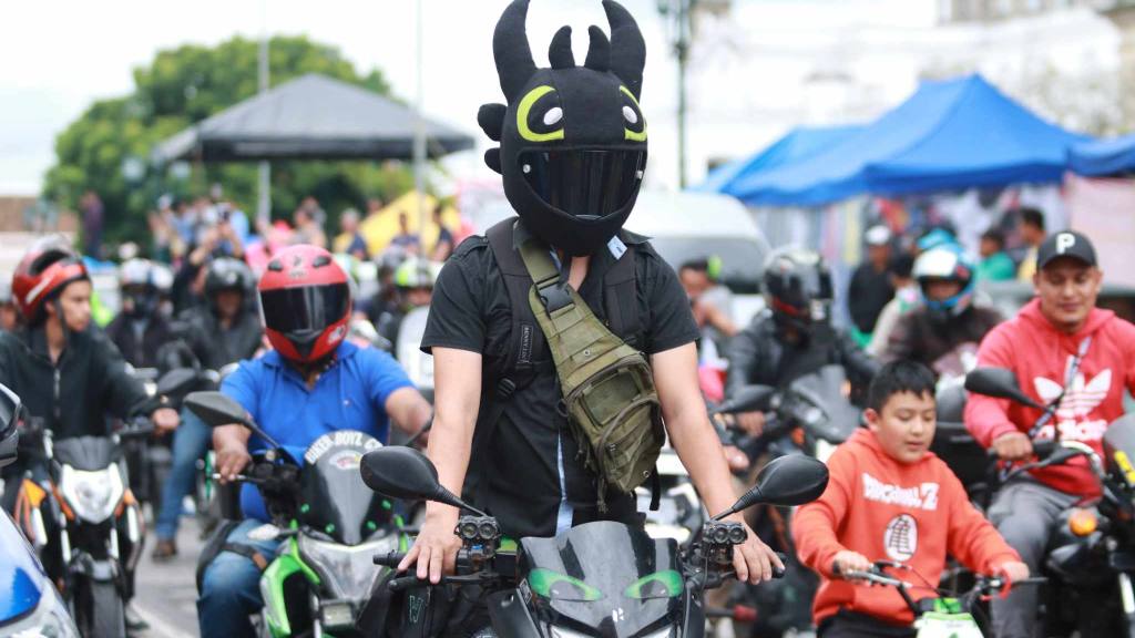 Celebran un Día del Padre motorizado en el Centro Histórico | Álex Meoño