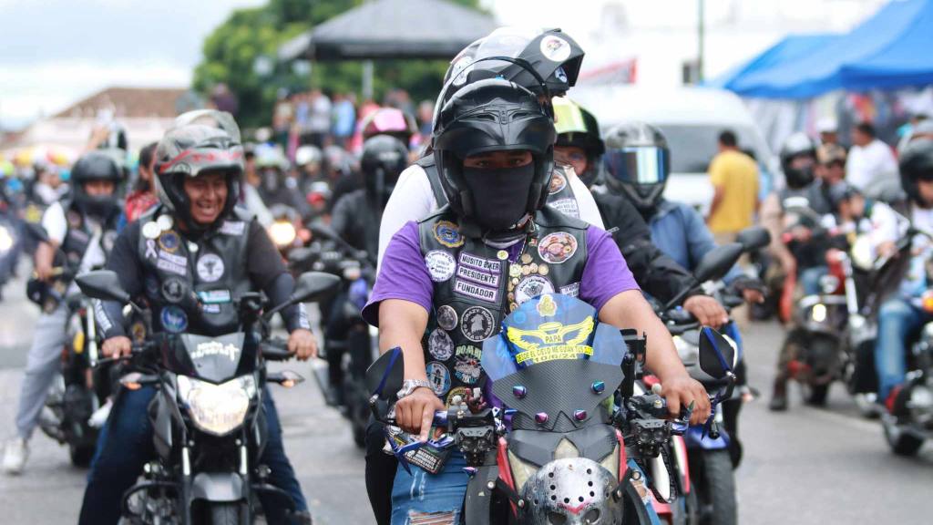 Celebran un Día del Padre motorizado en el Centro Histórico | Álex Meoño