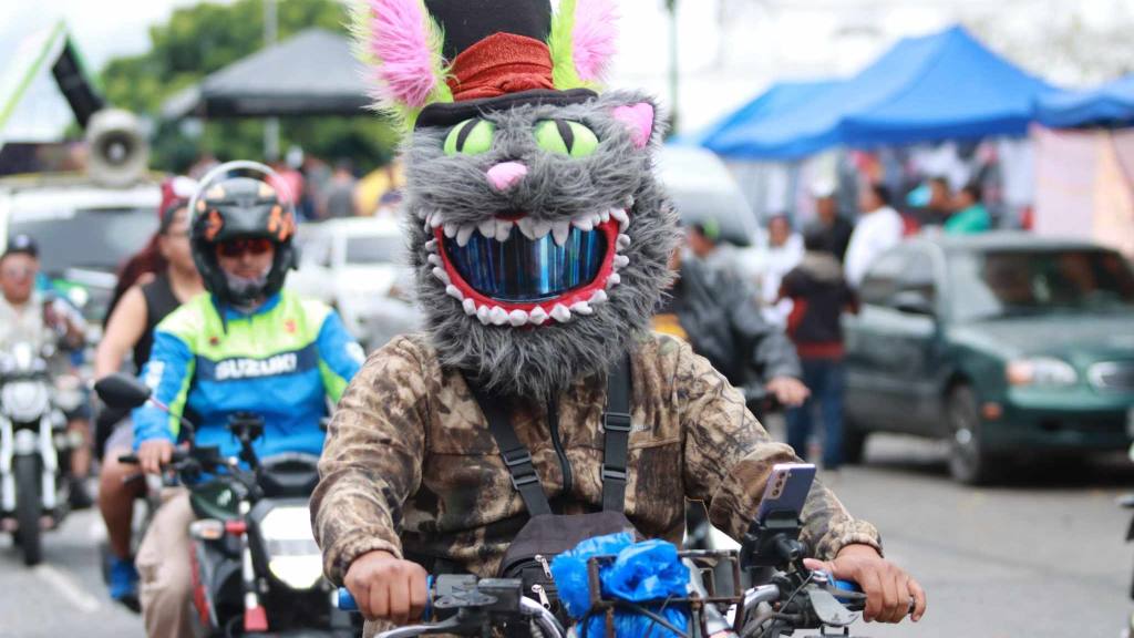 Celebran un Día del Padre motorizado en el Centro Histórico | Álex Meoño