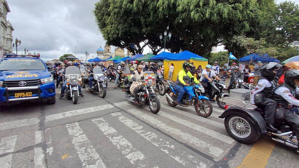 Celebran un Día del Padre motorizado en el Centro Histórico | Álex Meoño