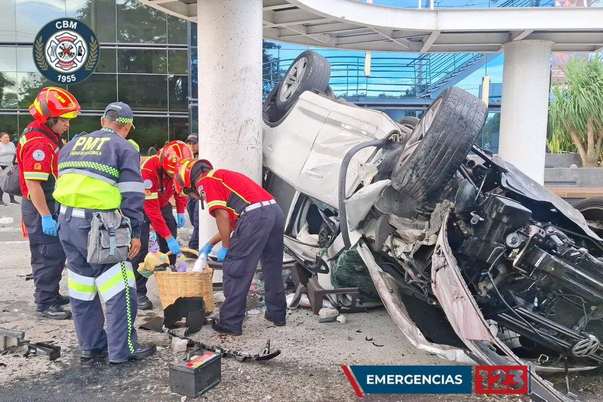 Los rescatistas ayudaron a levantar los alimentos que quedaron tirados en la acera., Bomberos Municipales. 