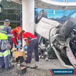 Los rescatistas ayudaron a levantar los alimentos que quedaron tirados en la acera. ,Bomberos Municipales. 