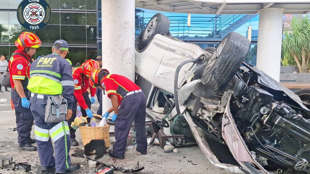 Accidente de tránsito destruye venta de comida en zona 10 | Bomberos Municipales