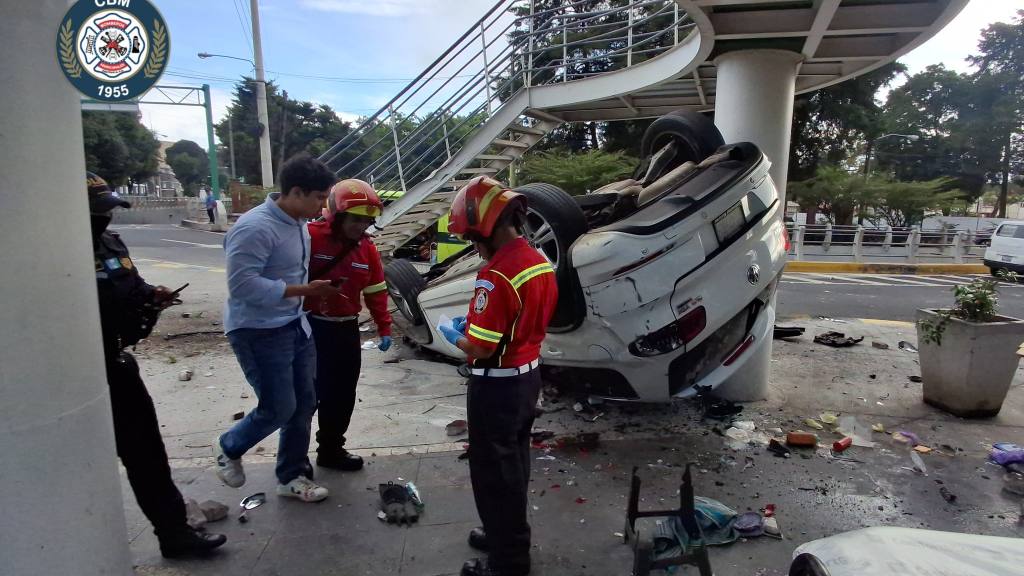 Accidente de tránsito destruye venta de comida en zona 10 | Bomberos Municipales