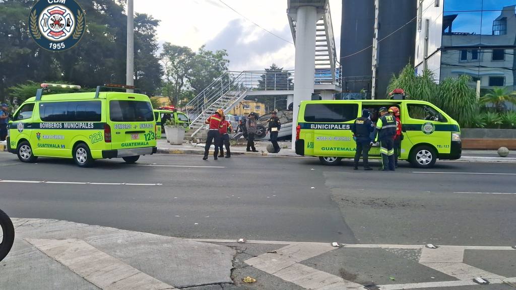 Accidente de tránsito destruye venta de comida en zona 10 | Bomberos Municipales