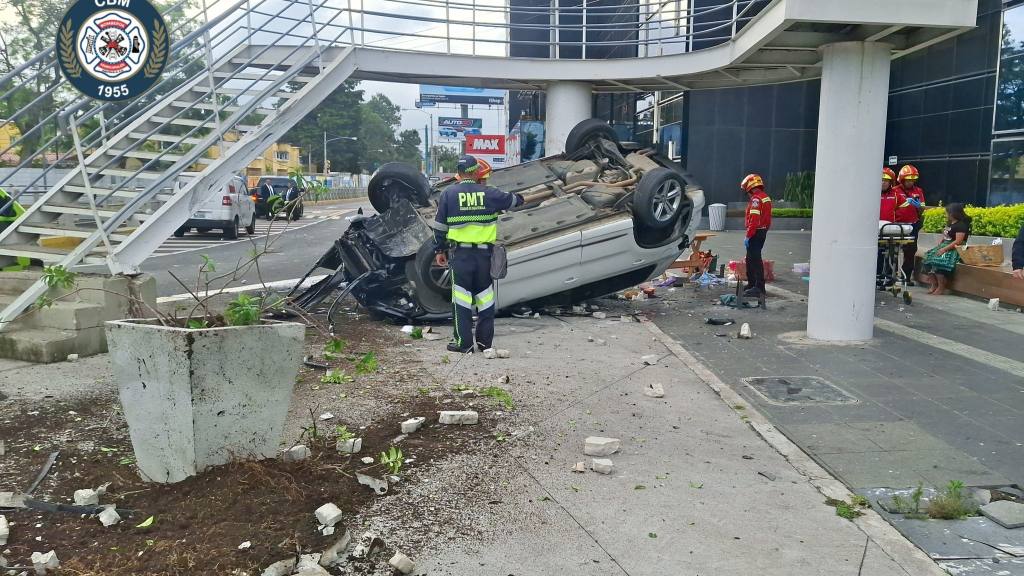 Accidente de tránsito destruye venta de comida en zona 10 | Bomberos Municipales