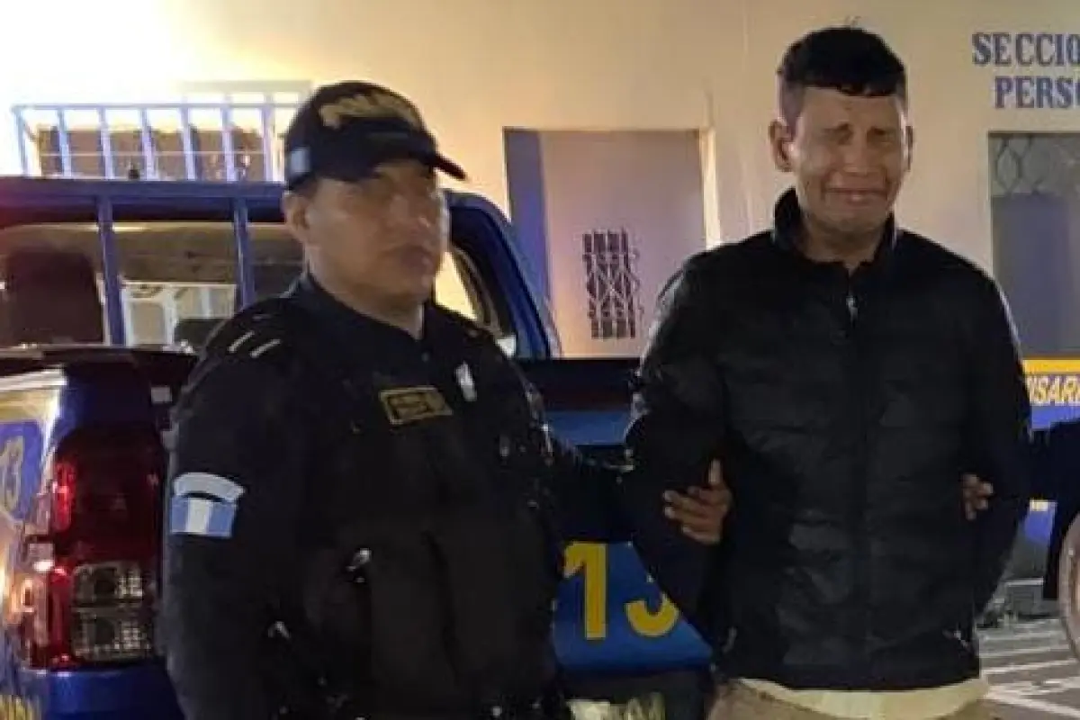 El detenido estaba bajo efecto de las drogas, dijeron los agentes de la PNC., PNC de Guatemala.