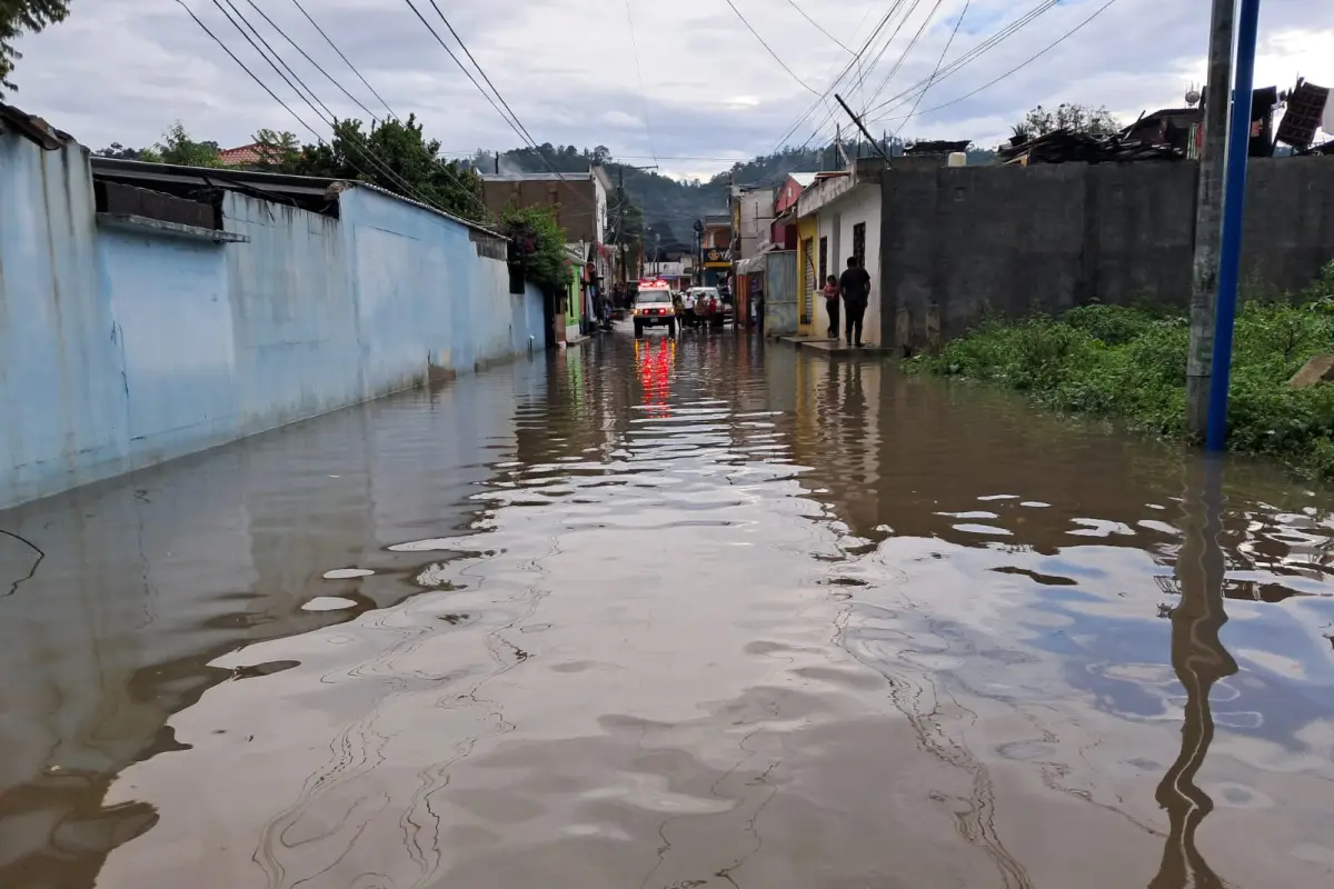 Personal de Conred atendió una inundación en el barrio Santo Tomás, de Santa Cruz Verapaz., Conred.