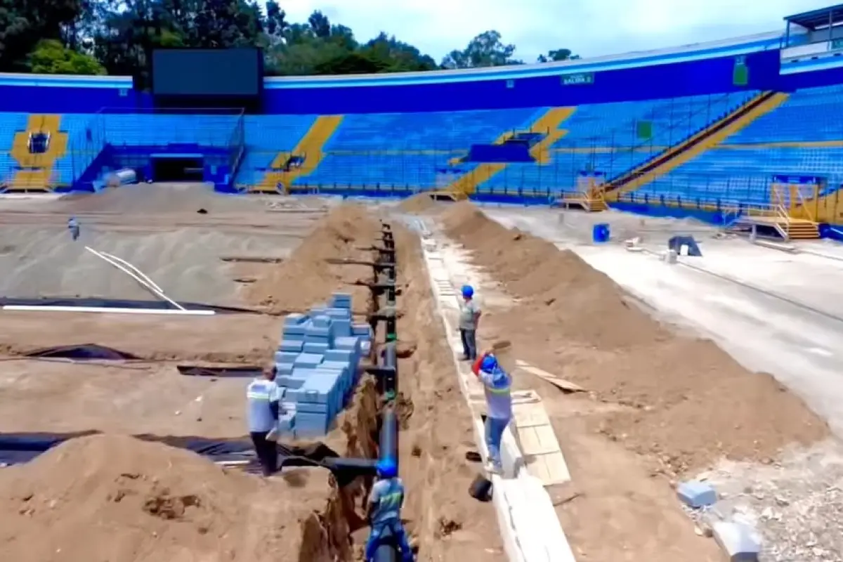 Parte de la instalación del drenaje en el estadio Nacional Doroteo Guamuch Flores