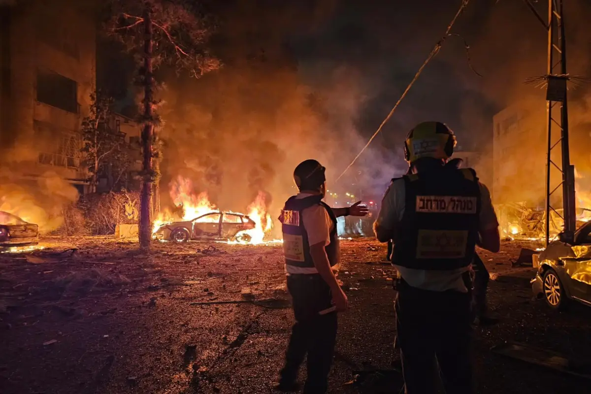 Según la agencia de noticias EFE, tres misiles impactaron en edificios residenciales en el último ataque de Irán a Israel., EFE