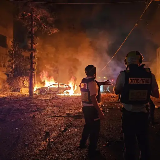 Según la agencia de noticias EFE, tres misiles impactaron en edificios residenciales en el último ataque de Irán a Israel. ,EFE