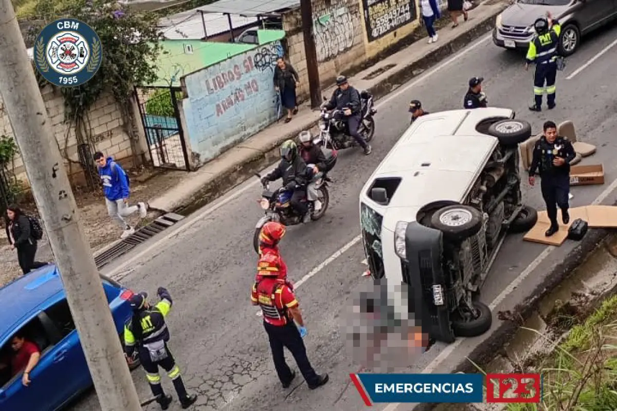 El vehículo donde se conducían las víctimas quedó volcado., Bomberos Municipales