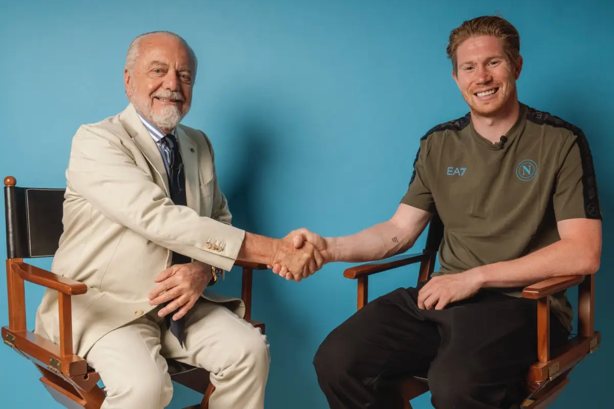 Kvin de Bruyne con el presidente del Nápoles, Aurelio De Laurentiis 