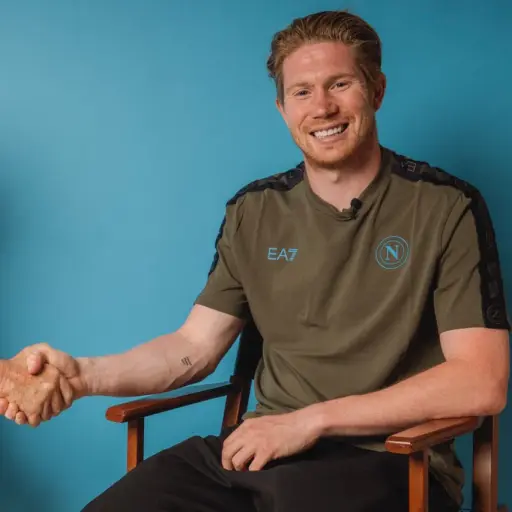 Kvin de Bruyne con el presidente del Nápoles, Aurelio De Laurentiis 