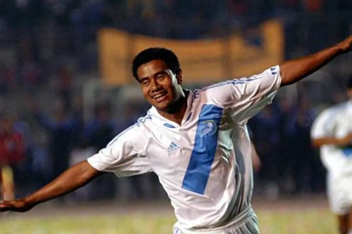 Gonzalo Romero, exseleccionado de Guatemala  y su típica celebración del avioncito 