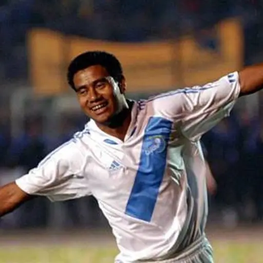 Gonzalo Romero, exseleccionado de Guatemala  y su típica celebración del avioncito 