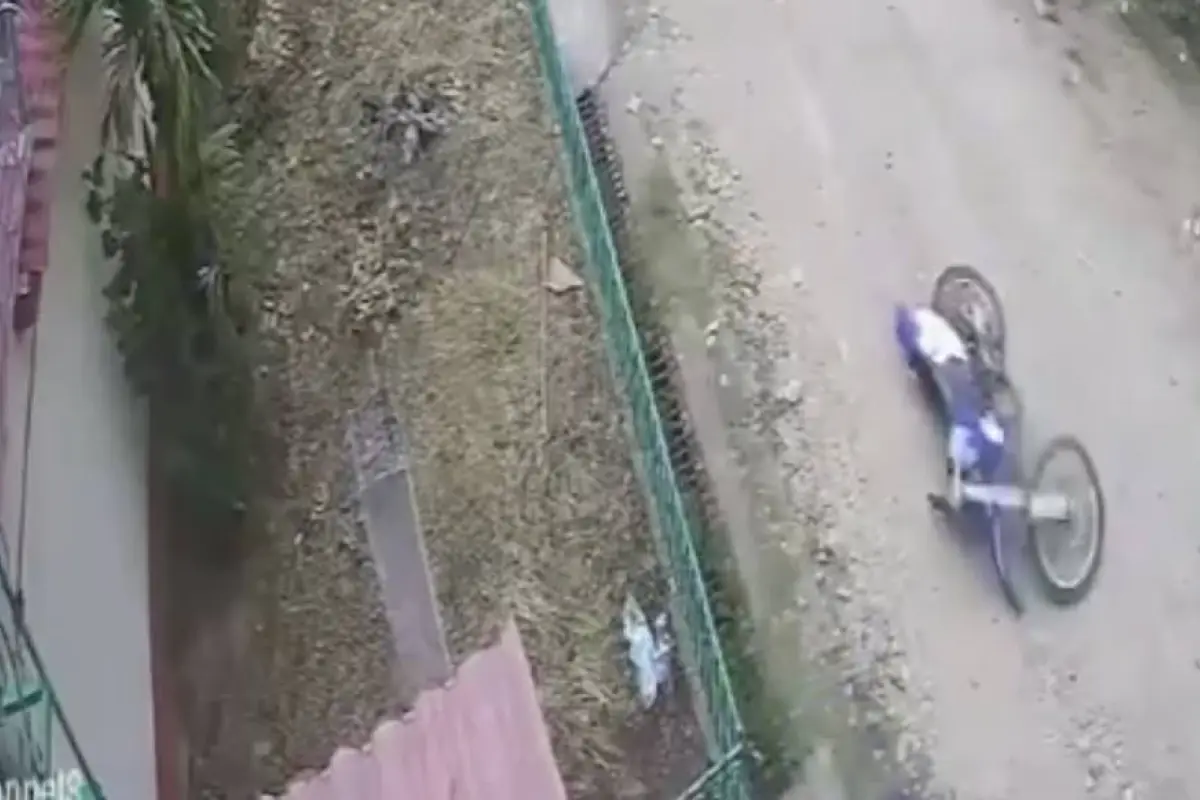 Motorista choca y sale expulsado por los aires. , Captura de pantalla video X.