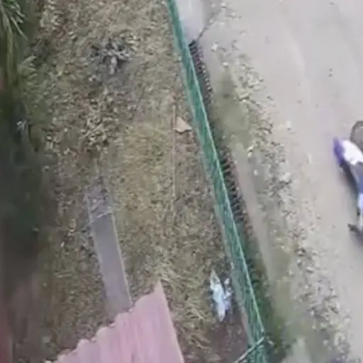 Motorista choca y sale expulsado por los aires.  ,Captura de pantalla video X.