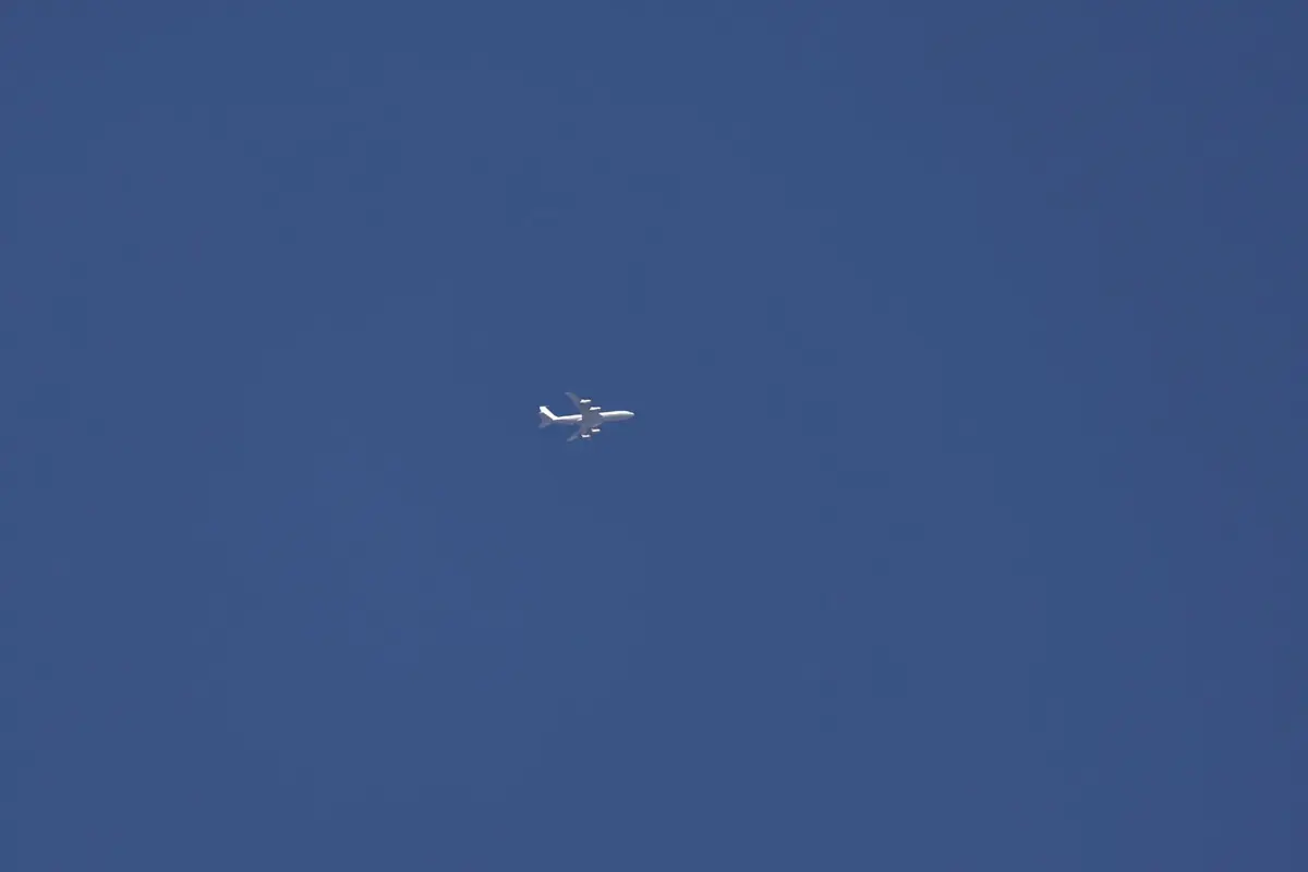 Un avión logístico militar israelí vuela sobre Jerusalén, el 13 de junio de 2025,  EFE/EPA/ATEF SAFADI
