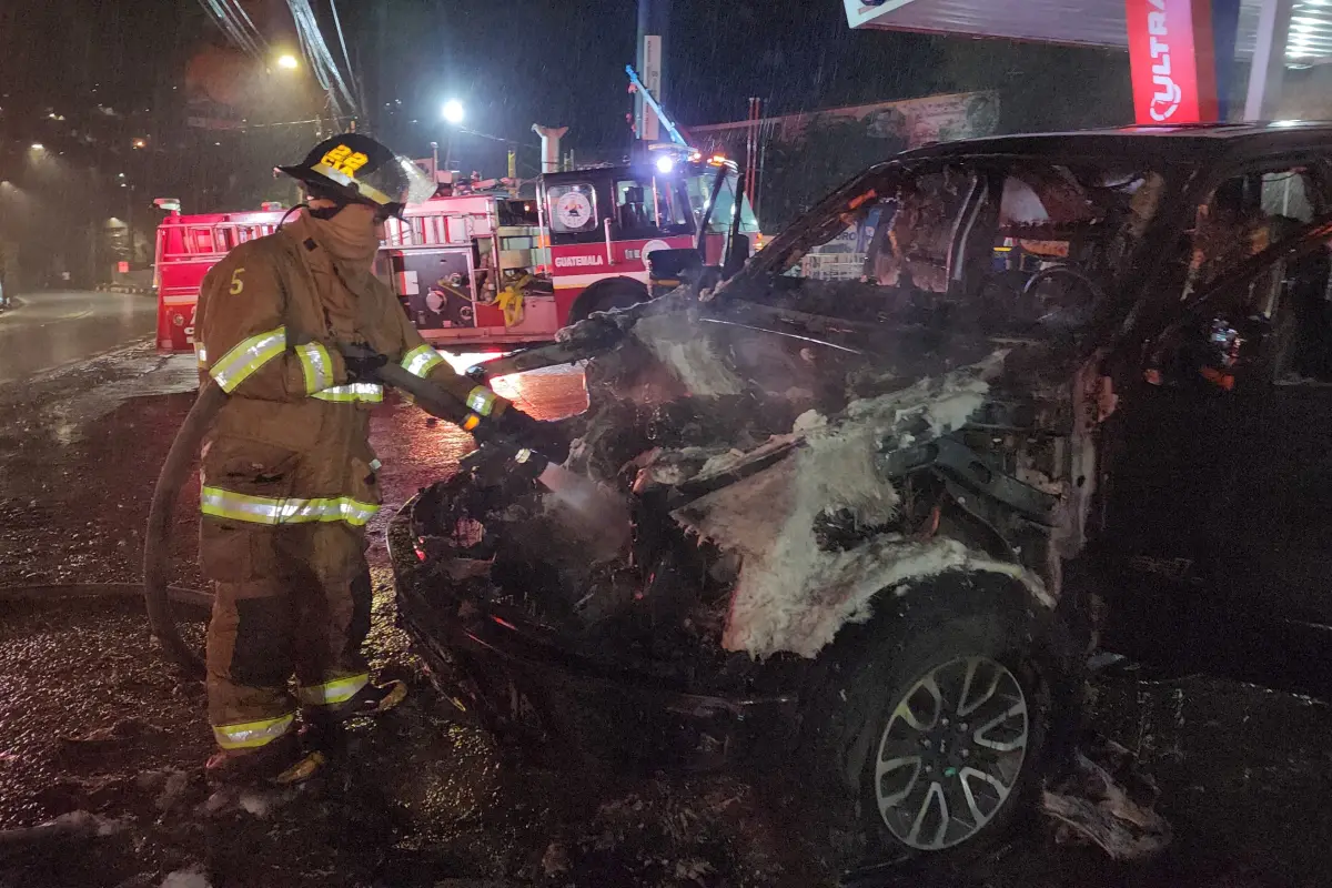 Se desconocen las causas del incendio vehicular., Bomberos Voluntarios