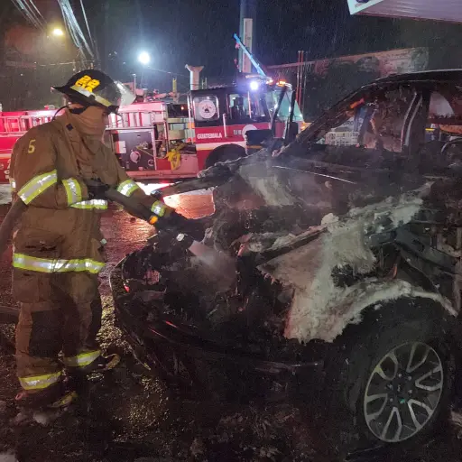Se desconocen las causas del incendio vehicular. ,Bomberos Voluntarios