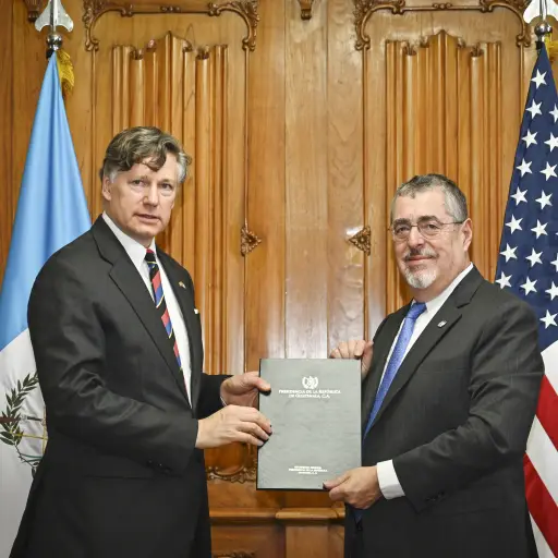 El Subsecretario de Estado de los Estados Unidos, Christopher Landau (i), y al presidente de Guatemala, Bernardo Arévalo de León, posando durante una reunión este viernes, en el Palacio Nacional de la Cultura en Ciudad de Guatemala (Guatemala). ,Foto EFE