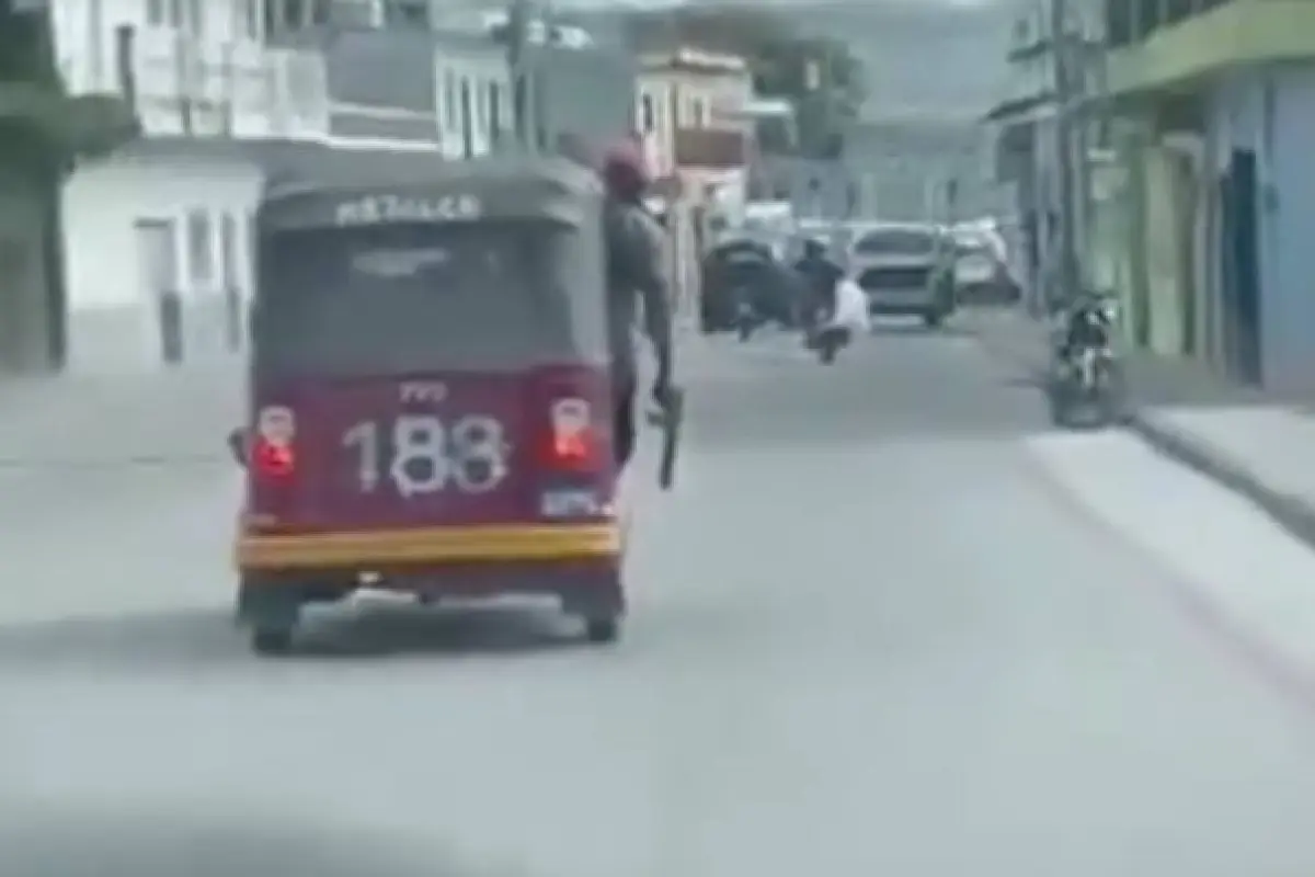  Hombre con arma de juguete recorre Quezaltepeque, Captura de pantalla video X.