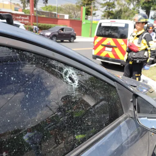 La víctima viajaba junto con sus hijos en un vehículo cuando fue atacada. ,Bomberos Voluntarios