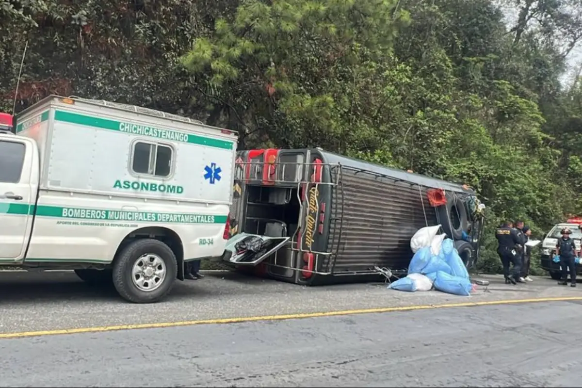El bus extraurbano quedó volcado sobre la ruta., Bomberos Municipales Departamentales
