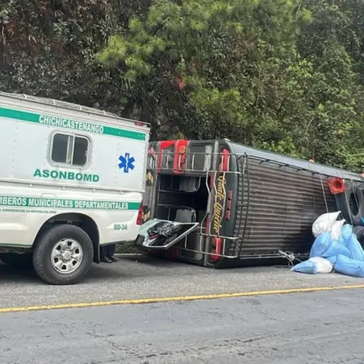 El bus extraurbano quedó volcado sobre la ruta. ,Bomberos Municipales Departamentales