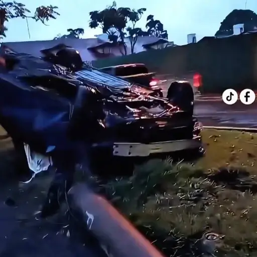 El automóvil quedó volcado tras el percance ocurrido durante la madrugada. ,PMT capitalina/Montejo